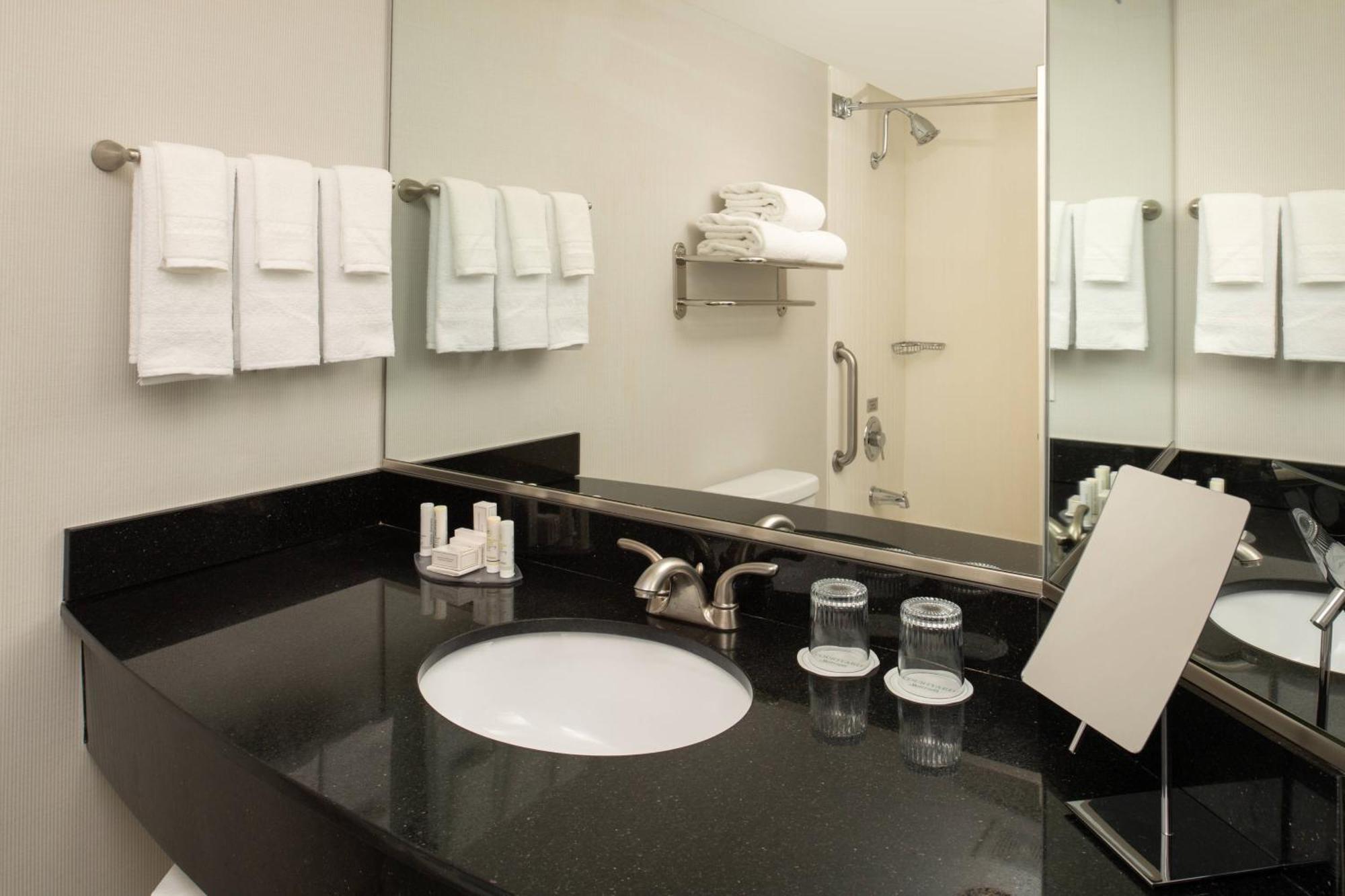 Courtyard By Marriott Portland Airport Hotel Eksteriør billede